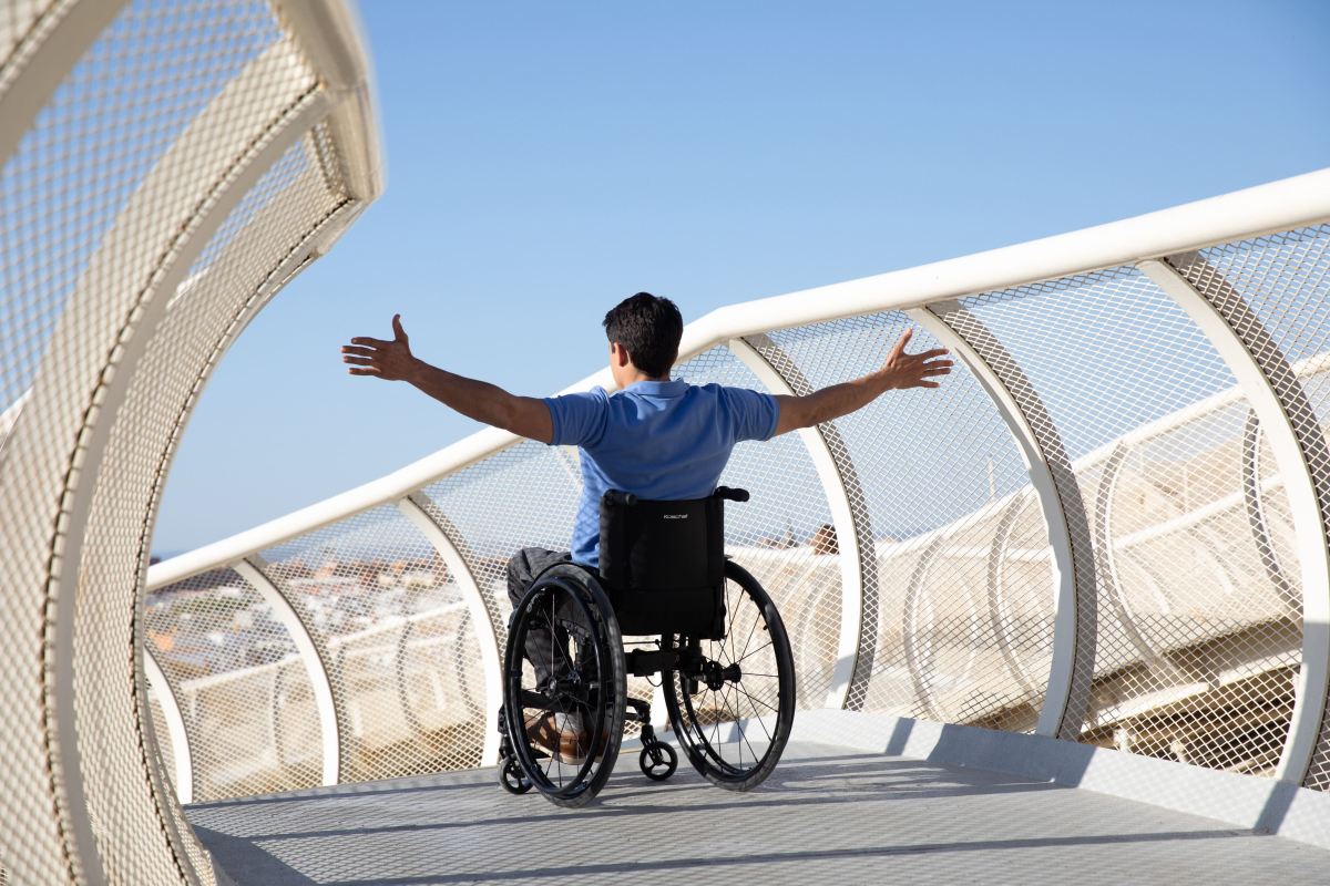 Czym się różni wózek inwalidzki aktywny od pasywnego?